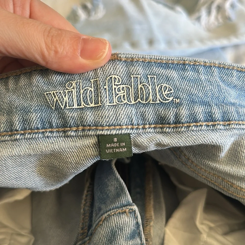 Distressed denim - Picture 2 of 3
